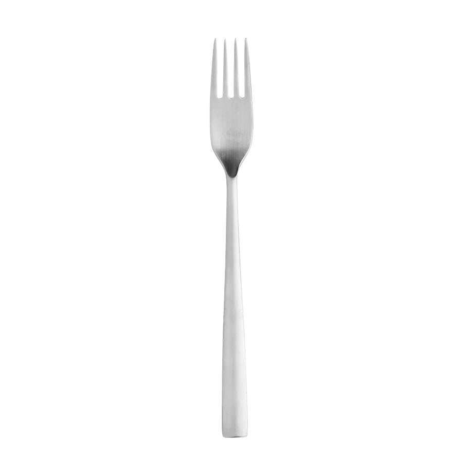 Elegant spisegaffel designet av Tias Eckhoff, laget i rustfritt stål med slank form og myke kurver, perfekt for både hverdag og fest.