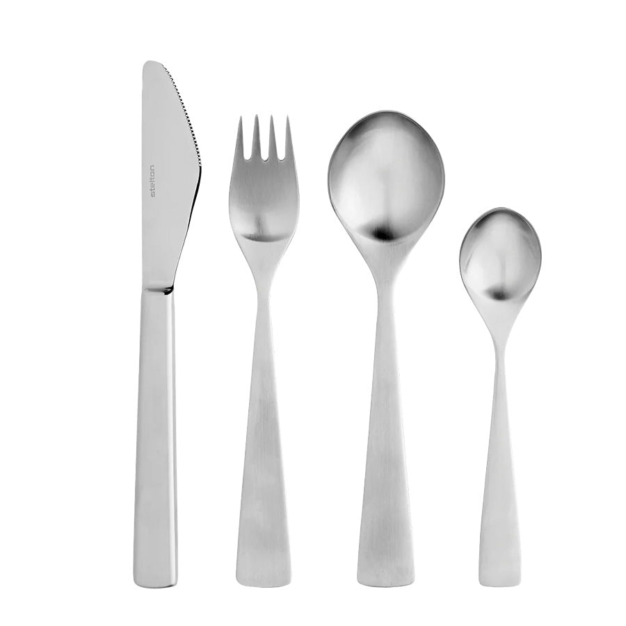 Stelton Maya bestikksett med spisekniv, gaffel, skje og teskje i elegant rustfritt stål, ideelt for både hverdags og finere anledninger.