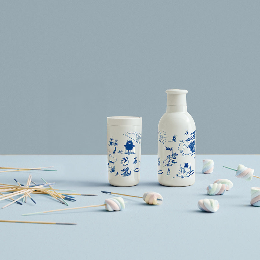 Stelton To Go Click termokopp sammen med flaske, begge med Mummi-design i blått, perfekte for bærekraftig drikking.