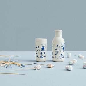 Stelton To Go Click termokopp sammen med flaske, begge med Mummi-design i blått, perfekte for bærekraftig drikking.