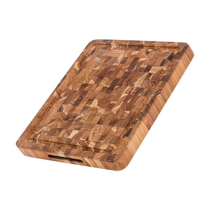 Teakhouse skjærefjøl i endetre-konstruksjon, 42x30,5 cm, med vakker naturlig treoverflate og juicekanal for enkel rengjøring.