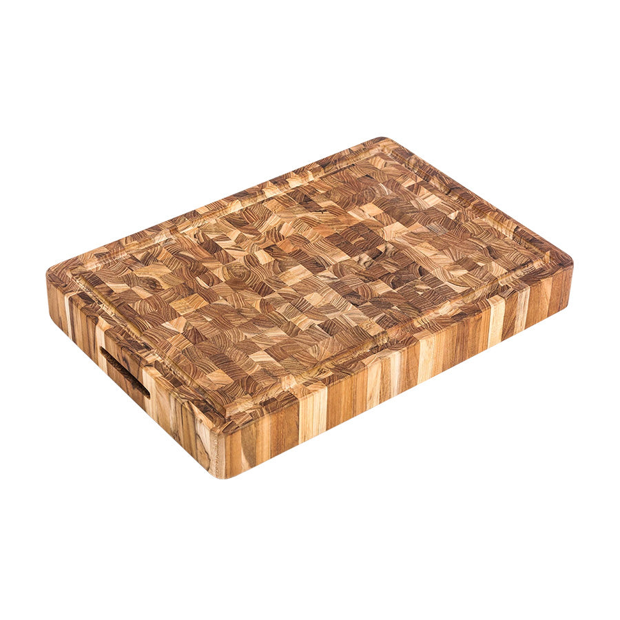 Teakhouse skjærefjøl laget av FSC-sertifisert teak med mosaikklignende mønster, måler 52x36 cm, designet for enkel bruk med håndtak og saftrenne.