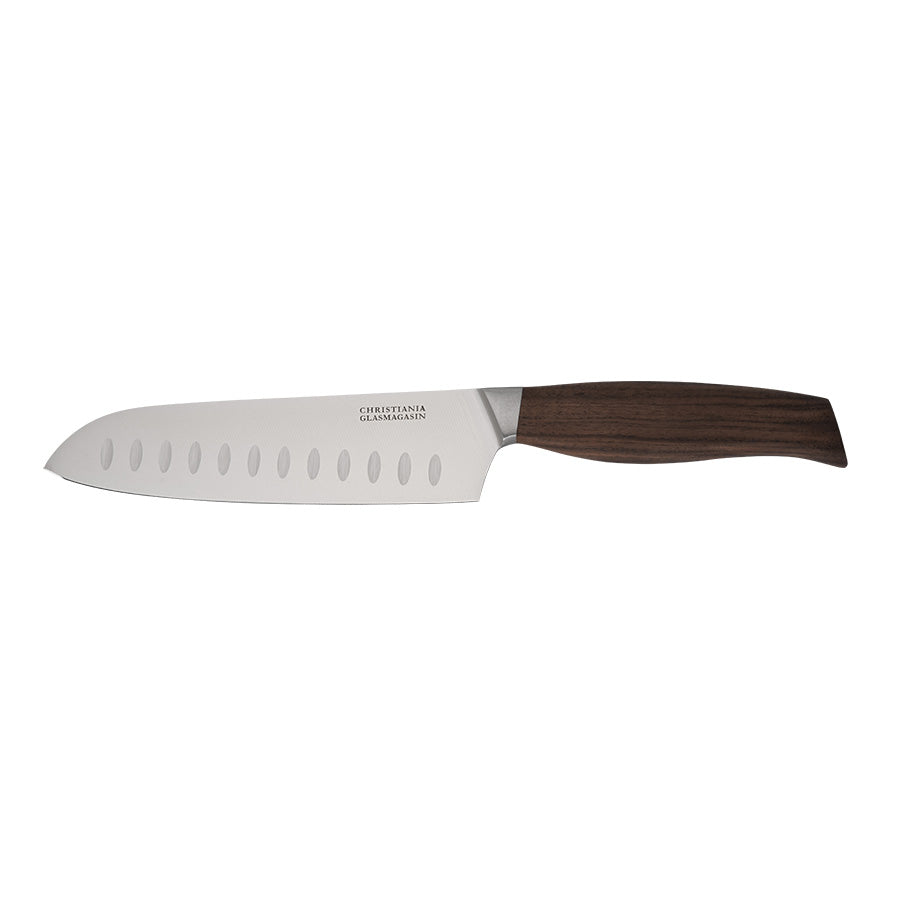 Christiania Glasmagasin santokukniv med 18 cm blad, laget av 3Cr13 rustfritt stål, med valnøtt håndtak.