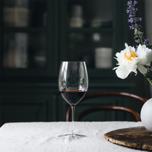 RIEDEL «Riedel Veritas Cabernet/Merlot 2pk 270-Årsjubileum» – vinglass med Cabernet/Merlot på bord i elegant serveringssetting