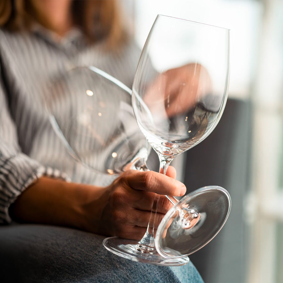 RIEDEL «Riedel Veritas Cabernet/Merlot 2pk 270-Årsjubileum» – to personer som skåler med Cabernet/Merlot i RIEDEL Veritas vinglass