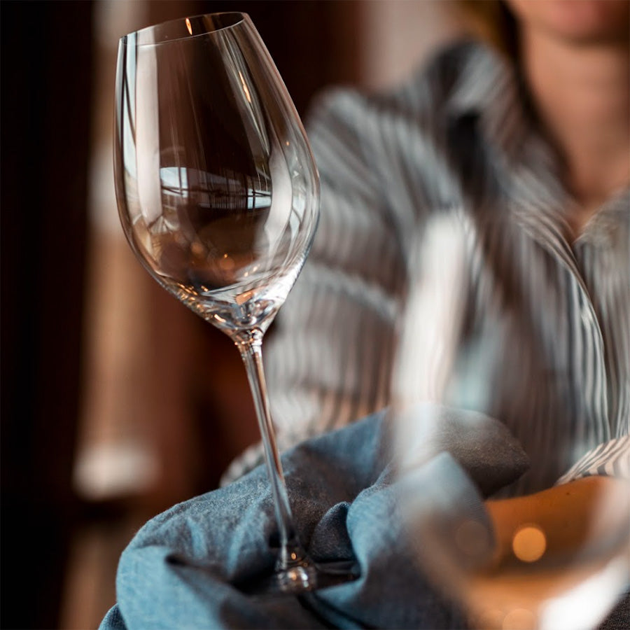 RIEDEL Champagne  Veritas Champagne Wine 2pk 270-årsjubileum – RIEDEL Veritas champagneglass i bruk, klar klokkeform som fremhever aromaene