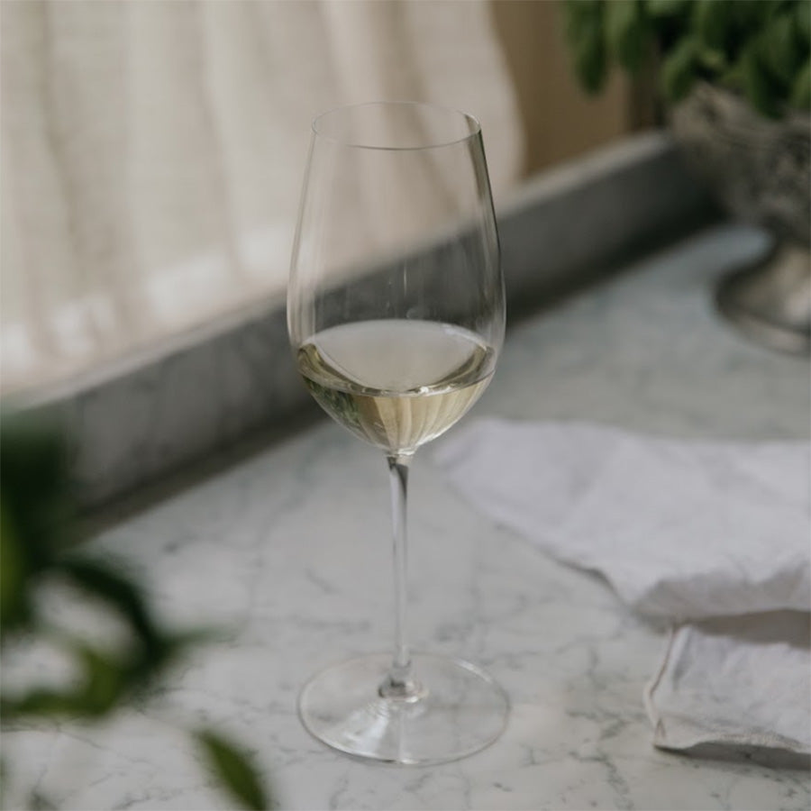 RIEDEL Veritas Riesling/Zinfandel 2pk 270-årsjubileum – RIEDEL Veritas-glass med hvitvin på bord i stue-/middagsmiljø