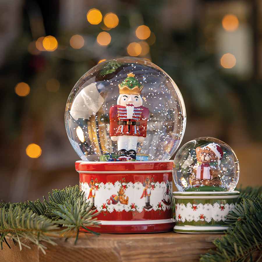 Liten Villeroy & Boch snøkule med bamse sammen med større julefigur og julegrener