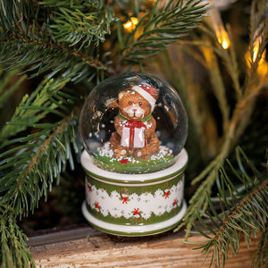 Christmas Toys snøkule med bamse i vinterlandskap, fotografert blant grangrener