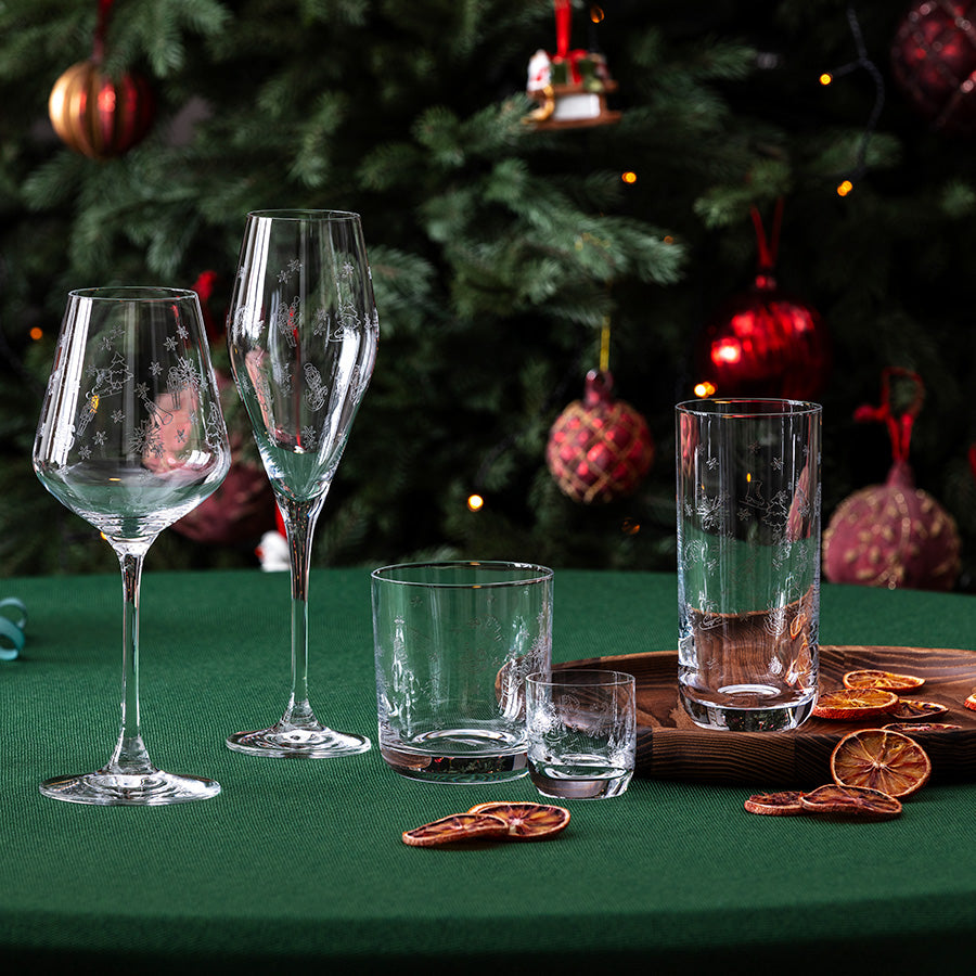 Villeroy & Boch Toy's Delight vannglass sammen med vinglass og champagneglass på julebord