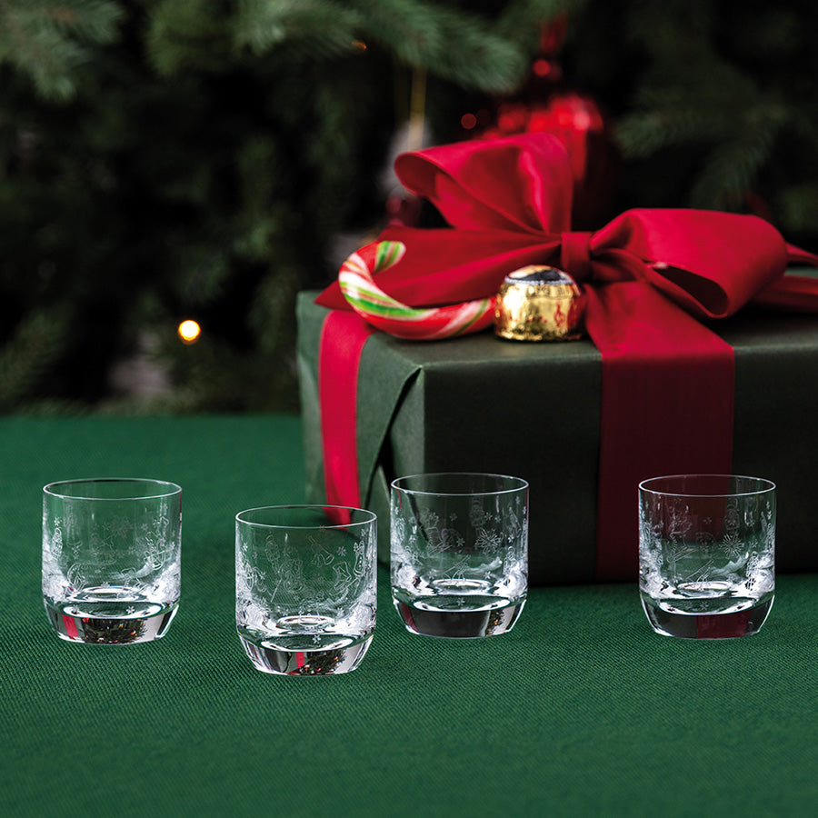 Fire Villeroy & Boch Toy's Delight shotglass med julemotiv foran en innpakket julegave