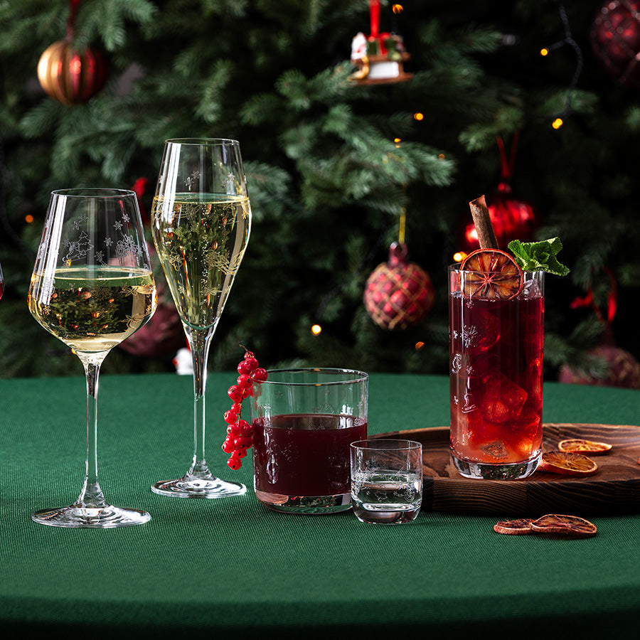 Villeroy & Boch Toy's Delight shotglass på festbord med juledekorasjoner og andre drikkeglass
