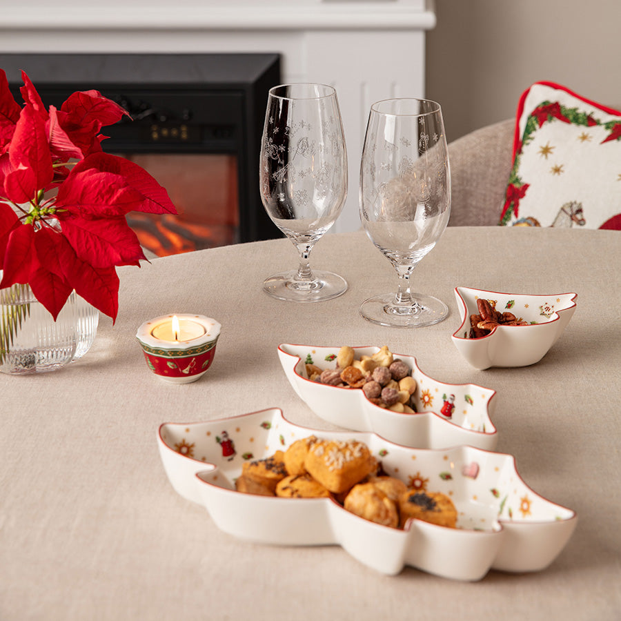 Villeroy & Boch Toy's Delight ølglass med gravering på juledekket bord sammen med serveringsfat