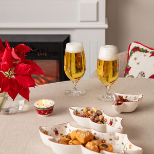 To Villeroy & Boch Toy's Delight ølglass med juleøl på festlig julebord med julepynt