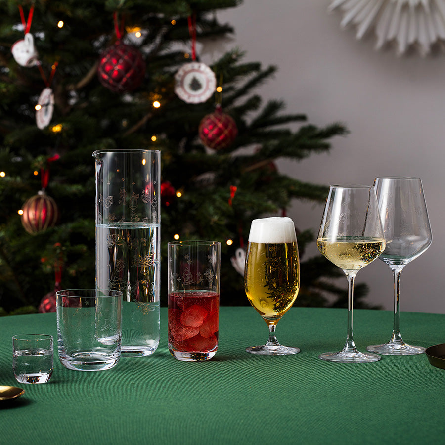 Dekket julebord med Toy's Delight ølglass fylt med øl, juletre og ulike drikkeglass