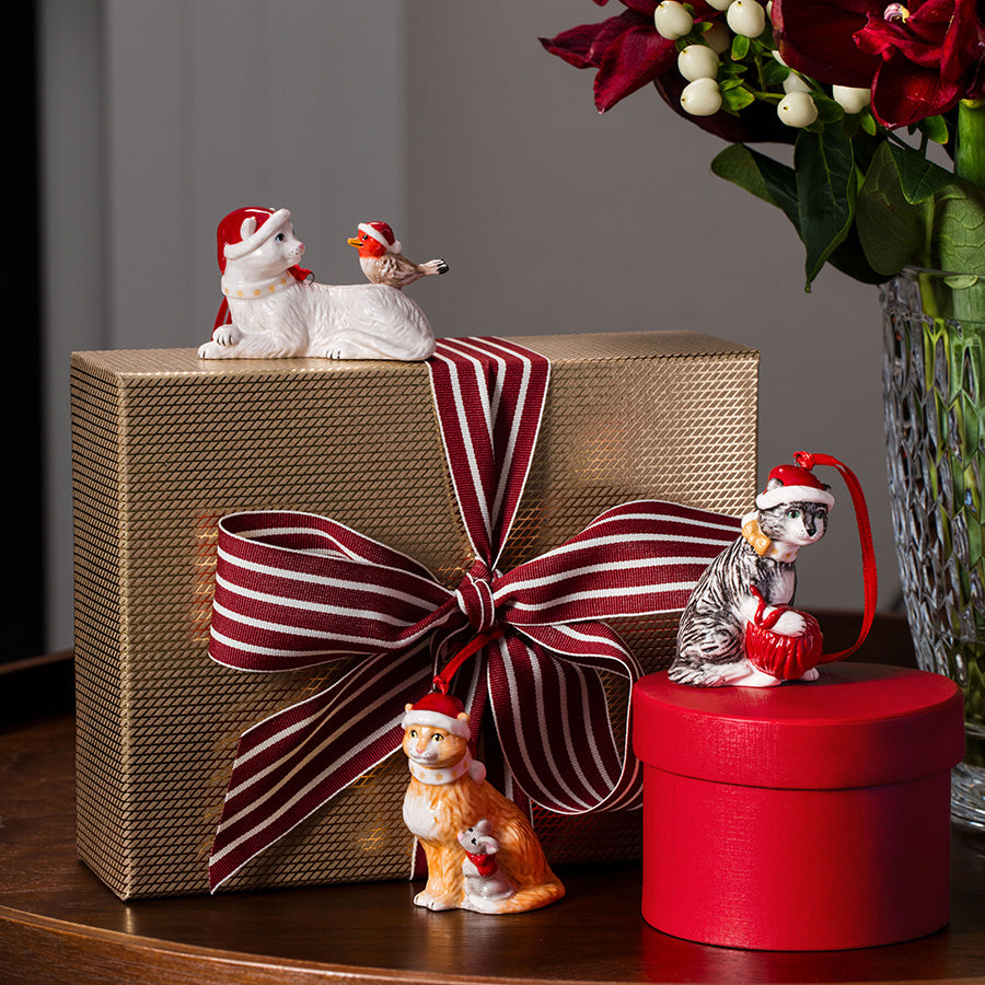 Villeroy & Boch porselenskatter som nostalgisk julepynt på gaveeske og gavebord