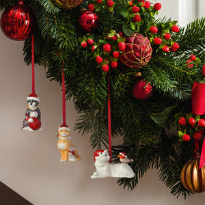 Tre Villeroy & Boch porselenskatter som julepynt hengende på et pyntet juletre