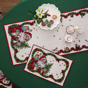 Toy's Delight bordbrikke fra Villeroy & Boch dekorert med julenisse, vist på festlig julebord med servise og pynt