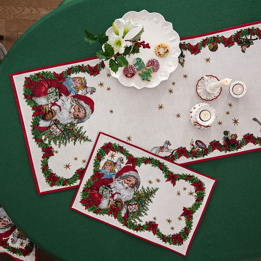 Toy's Delight bordbrikke fra Villeroy & Boch dekorert med julenisse, vist på festlig julebord med servise og pynt