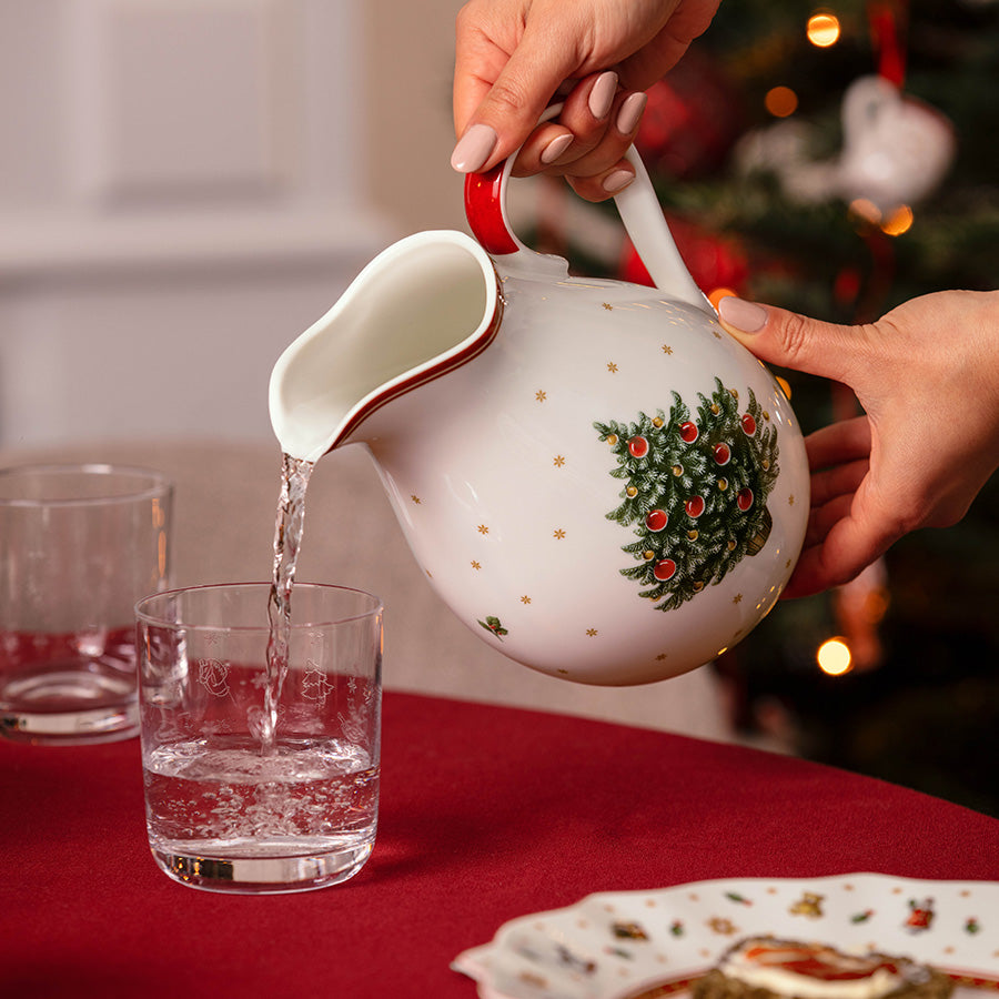 Toy's Delight mugge fra Villeroy & Boch heller drikke i glass ved et festlig julebord