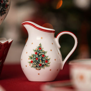Toy's Delight fløtemugge fra Villeroy & Boch med dekorert juletre, røde bær og klassisk julemotiv