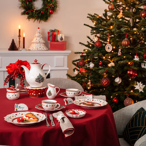 Villeroy & Boch Toy's Delight fløtemugge på festlig julebord med juletre, servise og julepynt