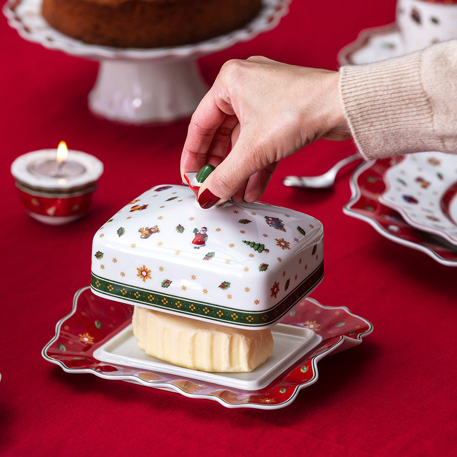 Toy's Delight smørklokke fra Villeroy & Boch med smør, vist på festlig julebord