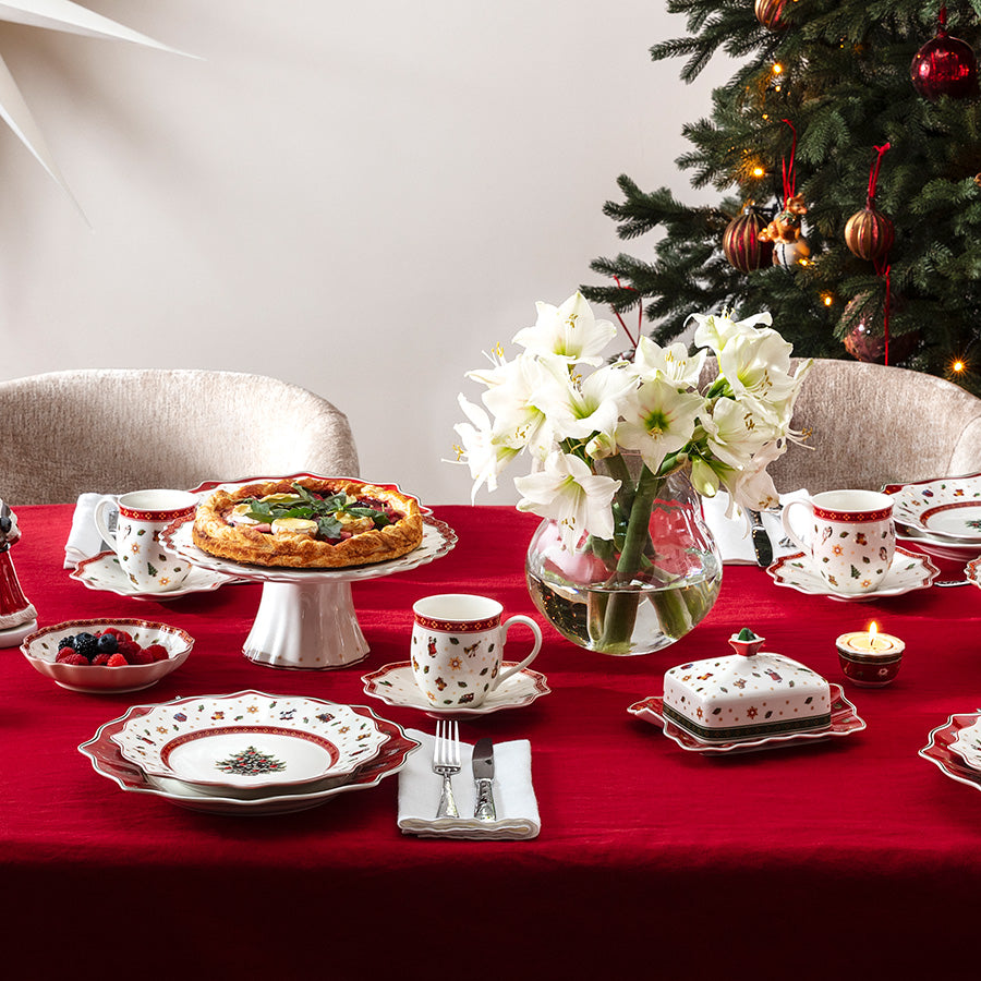 Dekket julebord med Villeroy & Boch Toy's Delight servise og smørklokke