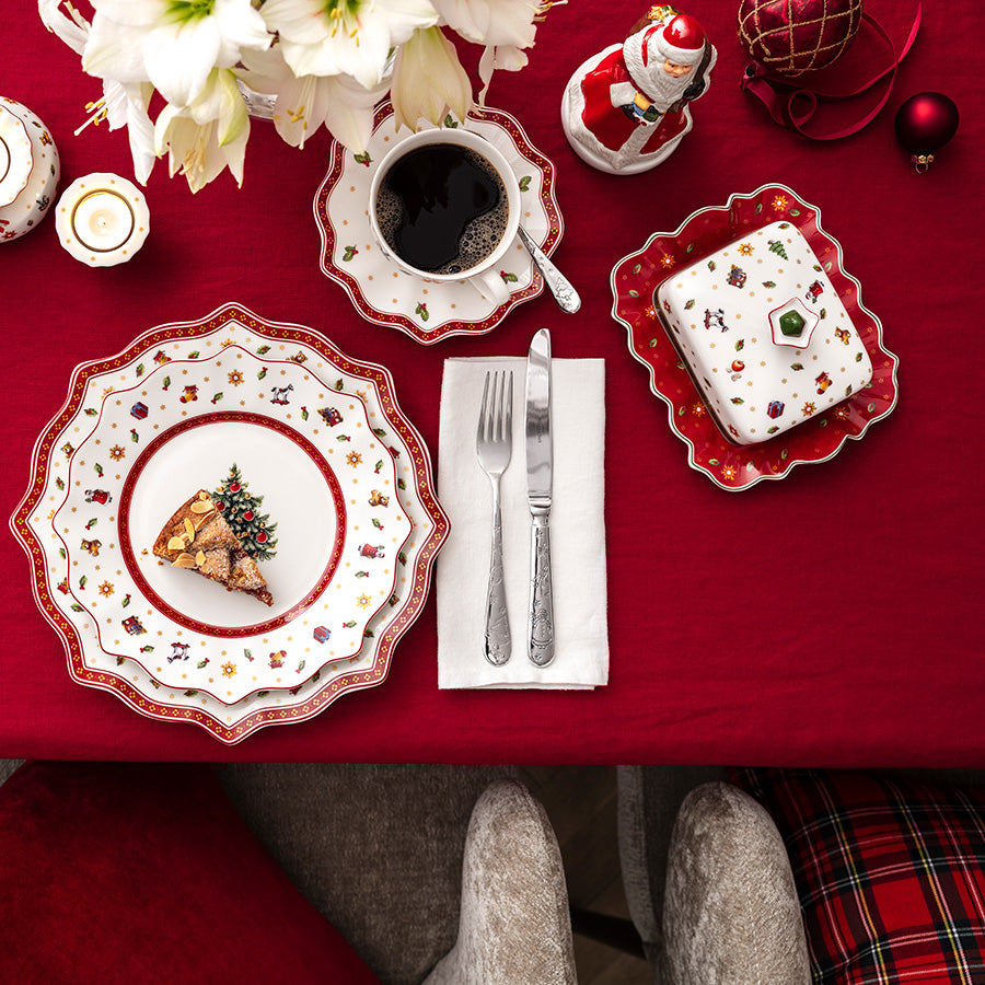 Oversiktsbilde av julebord med Toy's Delight smørklokke, kaffekopp og porselenstallerken