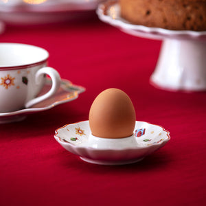 Toy's Delight eggeglass fra Villeroy & Boch med kokt egg på rødt juledekket frokostbord