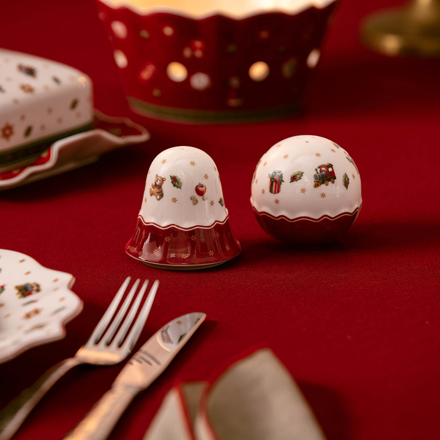 Rød og hvit Toy's Delight salt- og pepperbøsse med nostalgiske julemotiver på juledekket bord