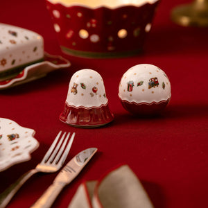 Rød og hvit Toy's Delight salt- og pepperbøsse med nostalgiske julemotiver på juledekket bord