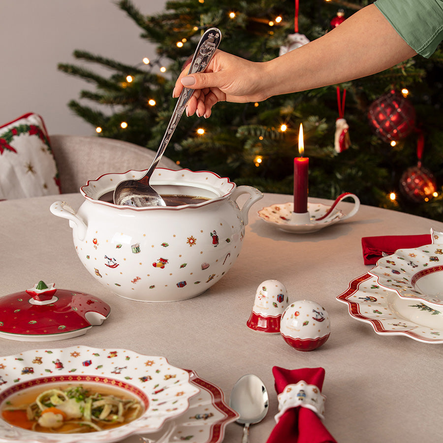 Toy's Delight salt- og pepperbøsse fra Villeroy & Boch på festdekket julebord med matchende servise