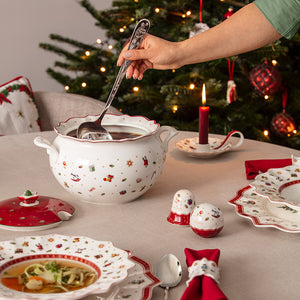 Toy's Delight salt- og pepperbøsse fra Villeroy & Boch på festdekket julebord med matchende servise