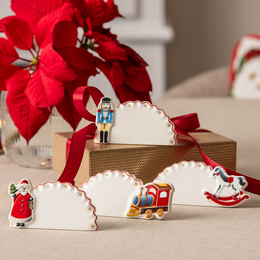 Dekorative Bordkortholdere fra Toy's Delight med julefigurer på innpakket julegave