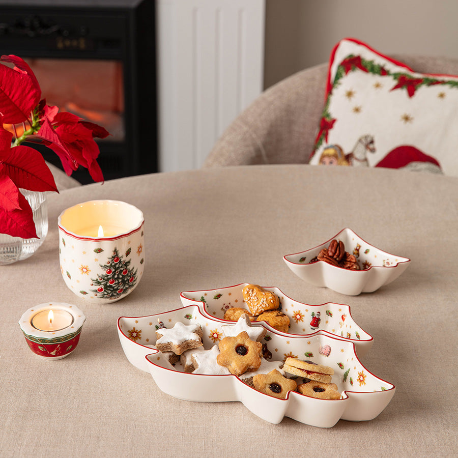 Villeroy & Boch Toy's Delight juleskåler fylt med julekaker og nøtter i koselig julemiljø