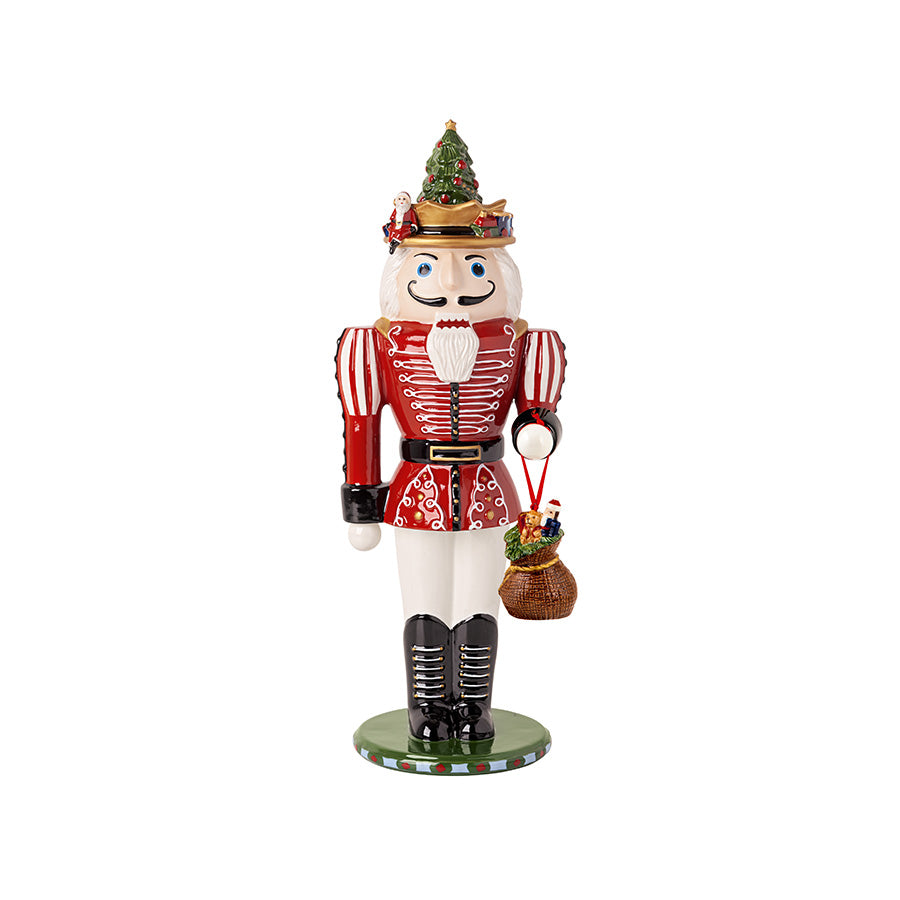 Villeroy & Boch Christmas Toy's Memory nøtteknekker i rød uniform med juletre på hatten, vist mot hvit bakgrunn