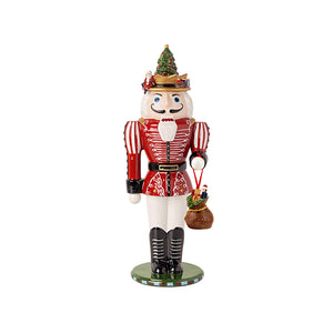 Villeroy & Boch Christmas Toy's Memory nøtteknekker i rød uniform med juletre på hatten, vist mot hvit bakgrunn