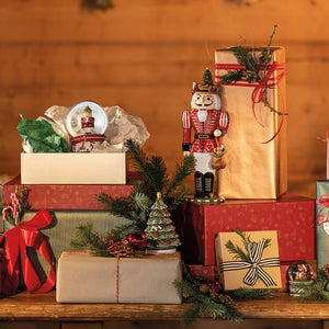 Villeroy & Boch Christmas Toy's Memory nøtteknekker dekorert sammen med innpakkede julegaver og julepynt
