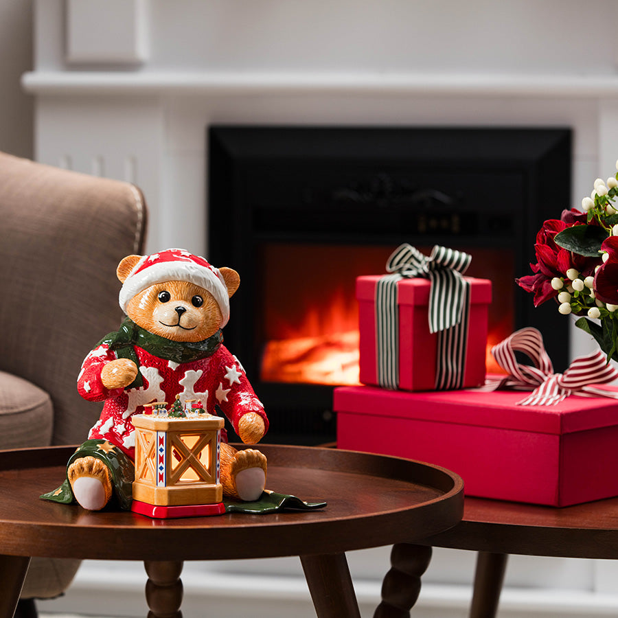 Villeroy & Boch Christmas Toy's Memory teddybjørn som julepynt på salongbord med peis og innpakket gave