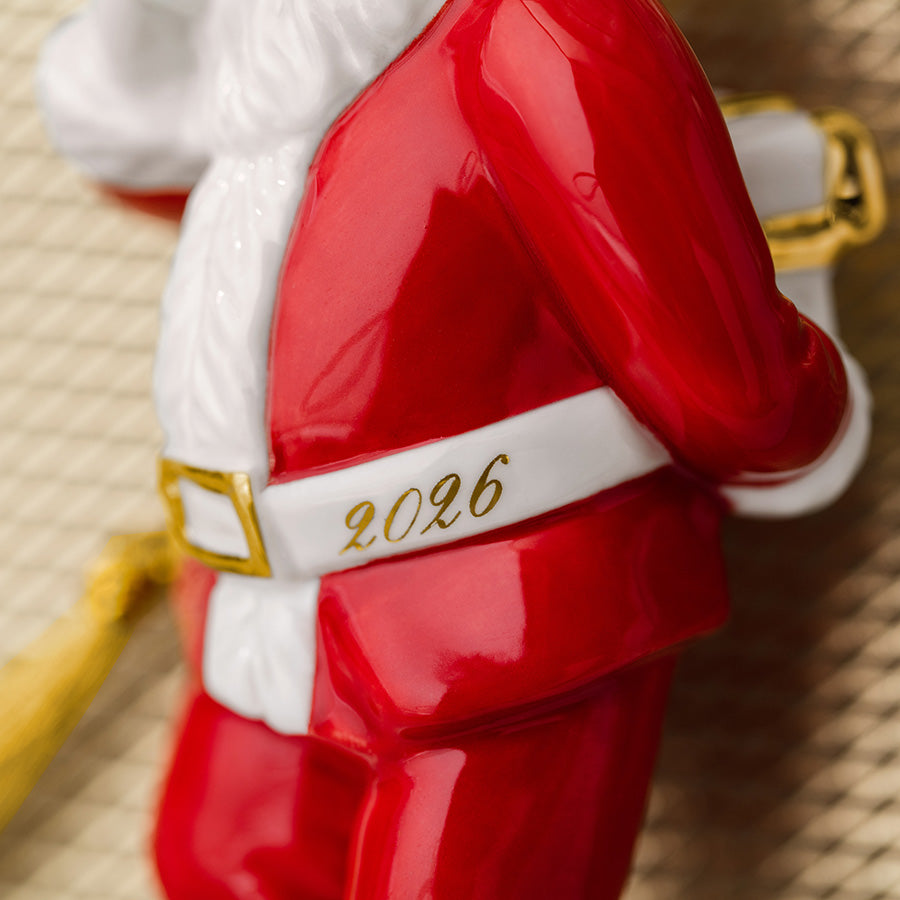 Detaljbilde av Villeroy & Boch julenisse-ornament med årstallet 2026 på drakten