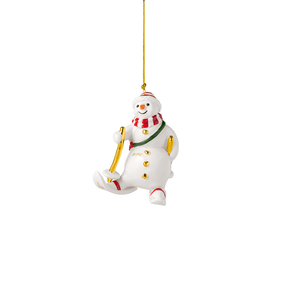 Villeroy & Boch Christmas Classics snømann-ornament 2026 i hvitt porselen med rødt skjerf og gullfargede detaljer