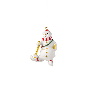 Villeroy & Boch Christmas Classics snømann-ornament 2026 i hvitt porselen med rødt skjerf og gullfargede detaljer