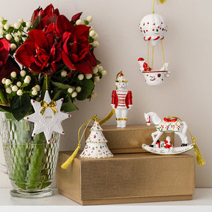 Christmas Classics nøtteknekker-ornament vist sammen med annet julepynt og dekorasjoner