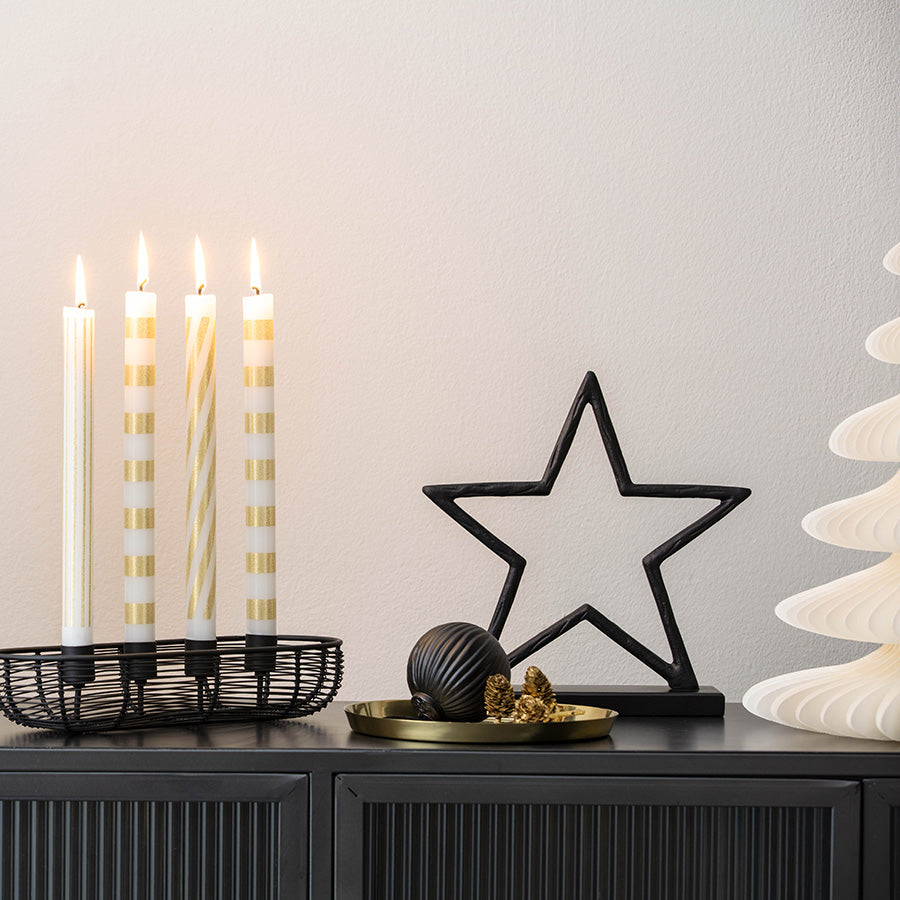 Sort Christmas Chic stjerne fra Villeroy & Boch dekorert på skjenk med adventslys