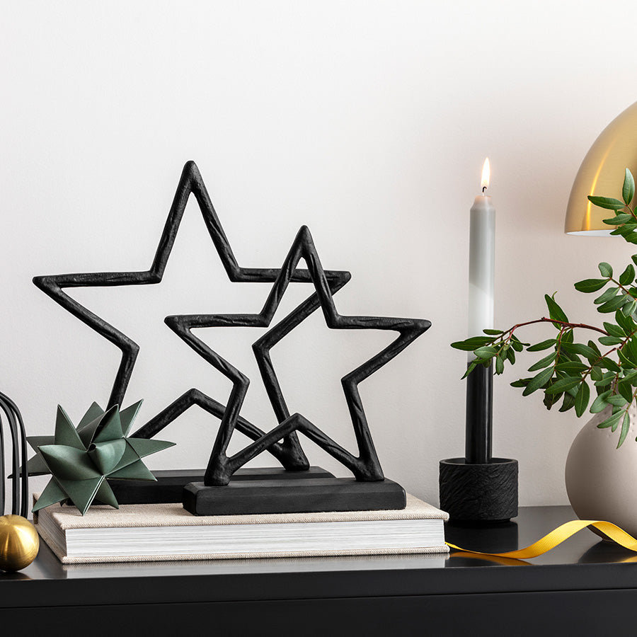 Villeroy & Boch Christmas Chic stjerne i sort sammen med flere dekorative stjerner og interiør