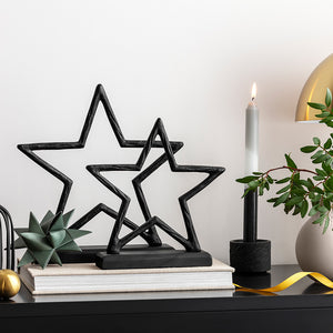 Villeroy & Boch Christmas Chic stjerne i sort sammen med flere dekorative stjerner og interiør