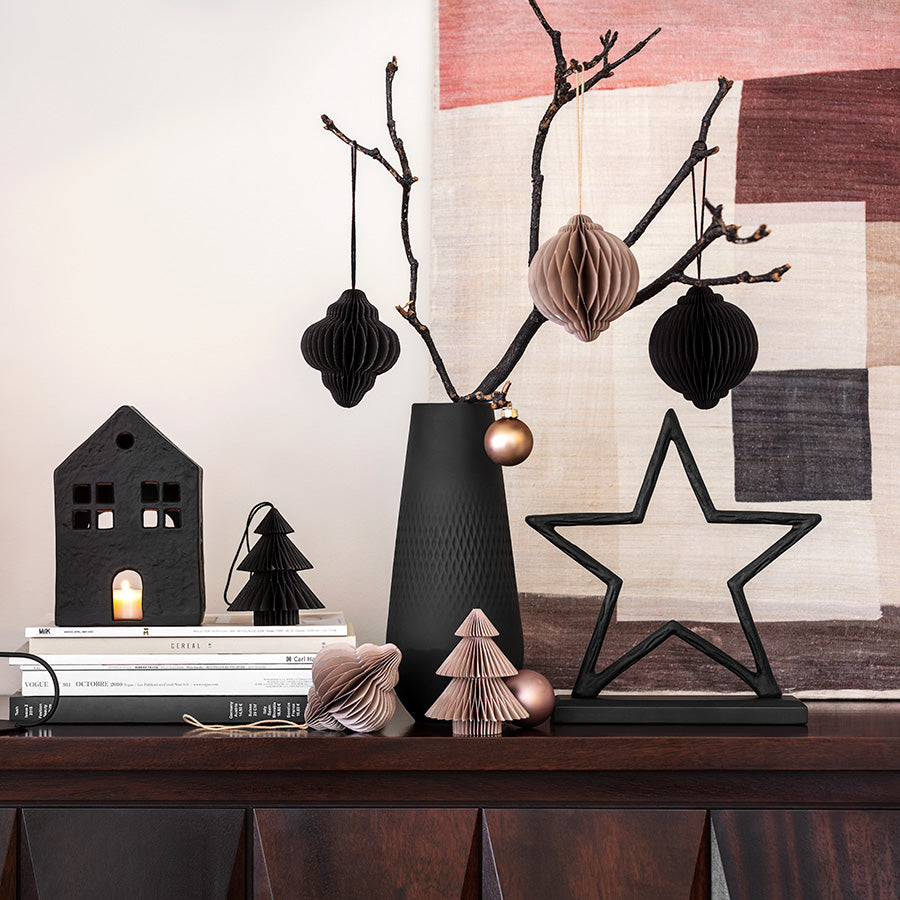 Sort Christmas Chic stjerne på skjenk med julepynt, dekorative trær og hengende ornamenter