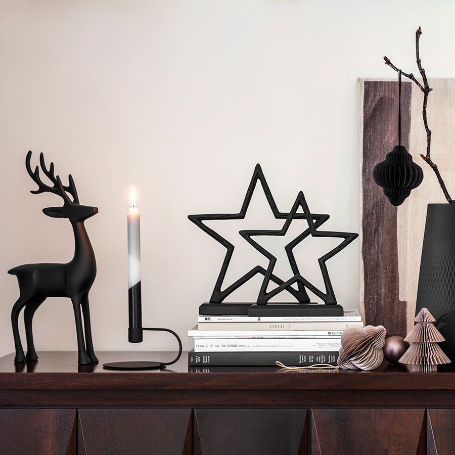 Villeroy & Boch Christmas Chic stjerne stylet på skjenk med reinsdyr, lys og moderne julepynt