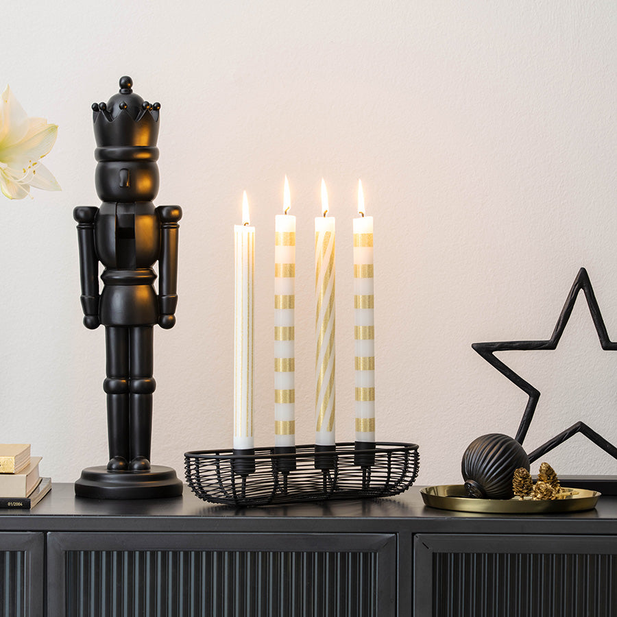 Sort avlang adventsstake med fire kronelys på dekorert julebord